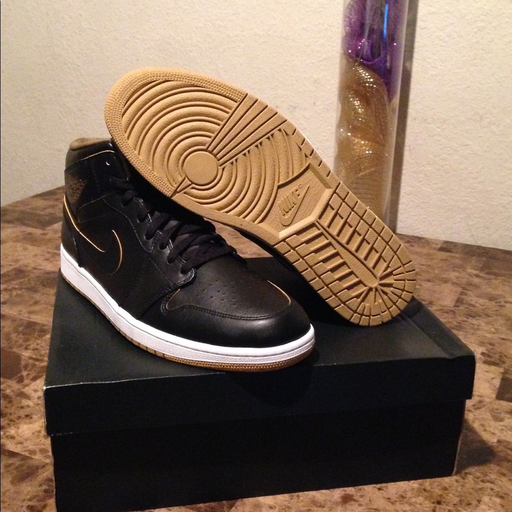 Air Jordan 1 Mid black/gold NWB🔥💯NO TRADES💯💰